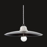 Vidéki stílusú, fekete színű mázas fémből és fehér színű mázas kerámiából készült, textilburkolatú vezetékkel kialakított, kézműves függeszték lámpa.